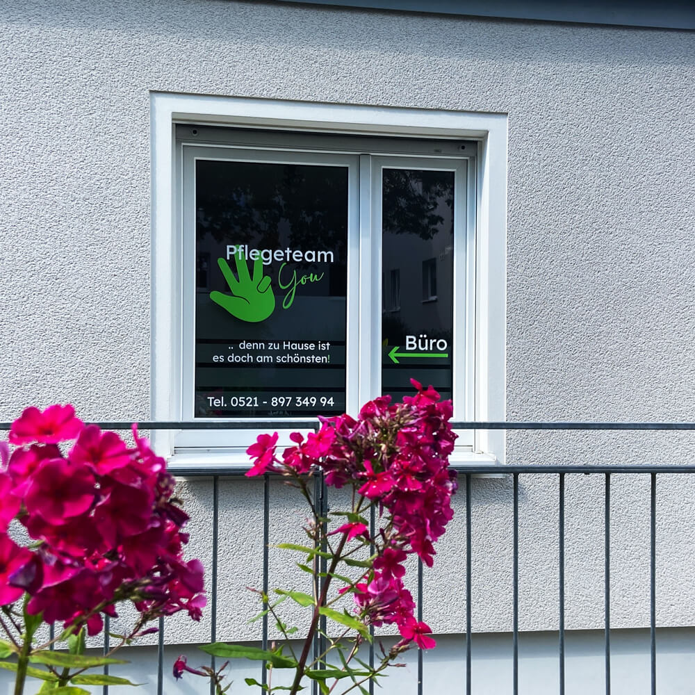 Fensterbeschriftung für das Pflegeteam 4 You. Grafik und Umsetzung von GRAPHINITY.