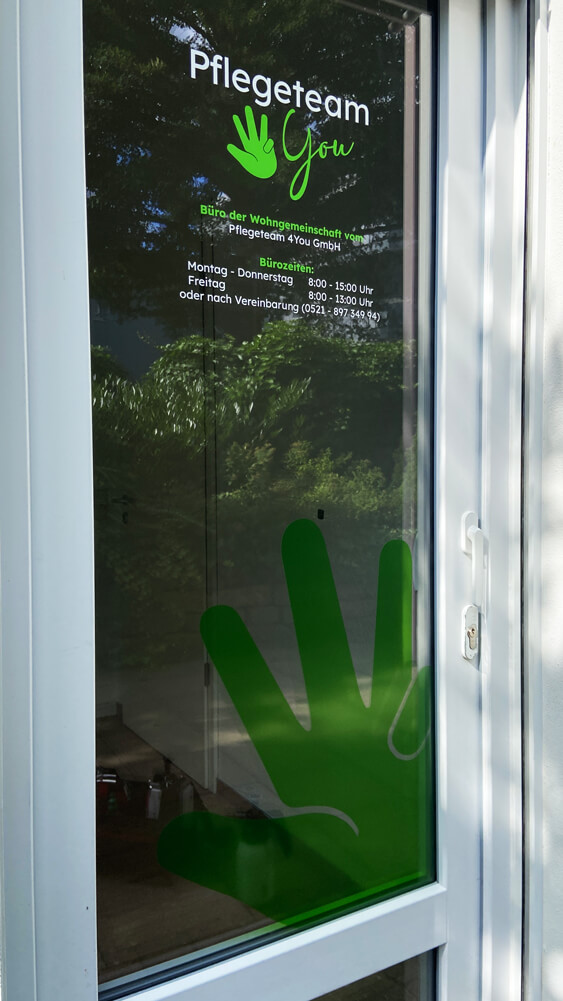 Fensterbeschriftung für das Pflegeteam 4 You. Grafik und Umsetzung von GRAPHINITY.